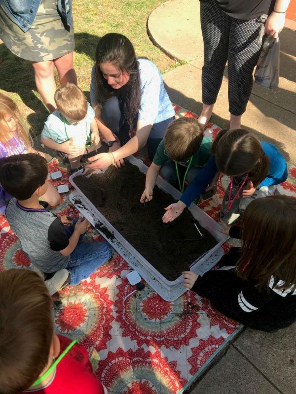 HSU的学生老师和孩子们在泥桶里玩耍寻找蠕虫