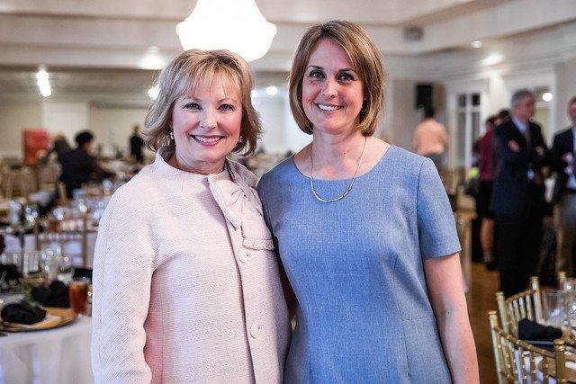 著名福音艺术家Janet Paschal和她的妹妹, 凯, 为2019年圆桌会议与会者提供娱乐活动.