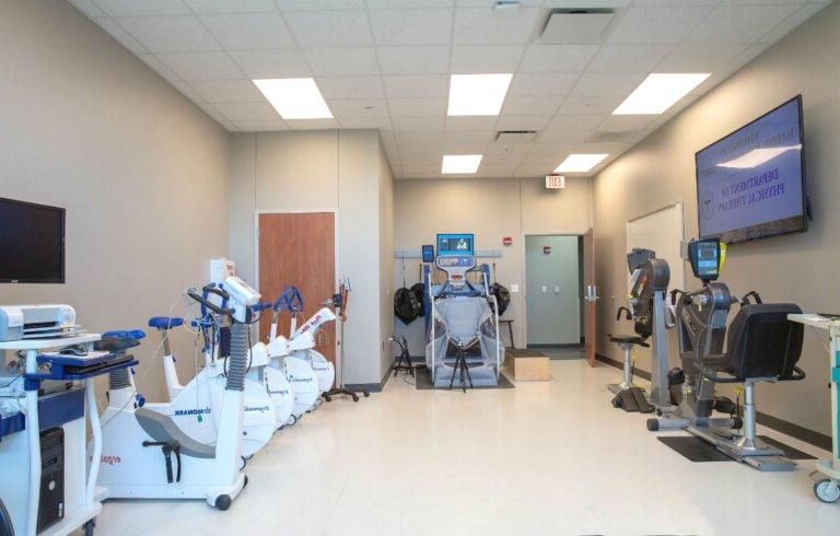 一个物理治疗室，里面有DPT项目的设备.