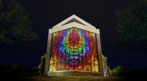 洛格斯登教堂的彩色玻璃窗在夜晚闪闪发光.